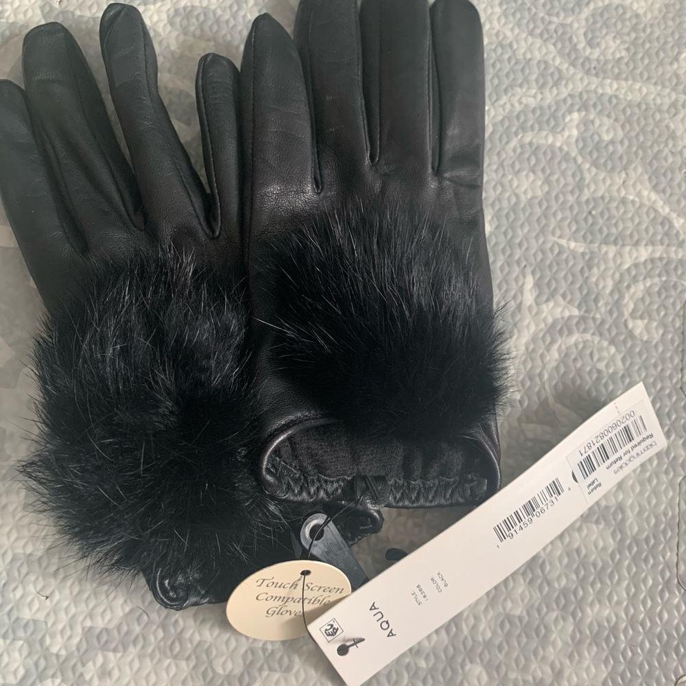 Women’s driving glove with pom NWT